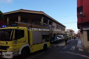 Una avería en el motor de un vehículo deja un reguero de aceite por varias calles de Los Llanos de Telde/TA.